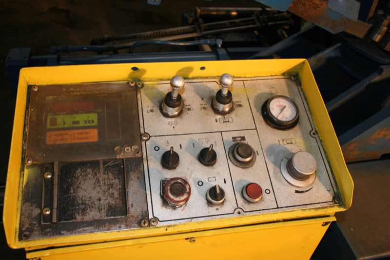 16 1/4" X 16 1/4" 1991 DAITO MODEL GA410W SEMI-AUTOMATIC BAND SAW